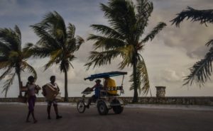 Cubanos evacuan a Florida tras huracán Irma