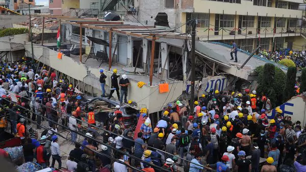 Niña rescatada debajo de escombros tras terremoto en México