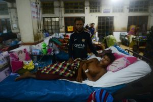 Heridos rohinyás asisten a los hospitales de Bangladés