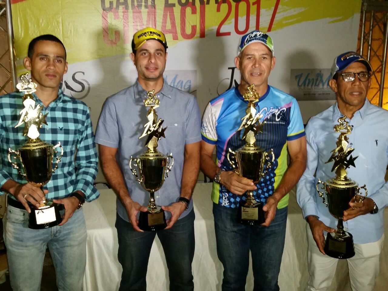 Premian ganadores del campeonato de Ciclismo Master del Cibao