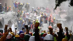 Las autoridades de la Ciudad de México, donde han fallecido 142 personas, calculan que todavía hay alrededor de 50 personas en inmuebles derruidos por el terremoto que el martes azotó el centro del país, informó este miércoles el jefe 