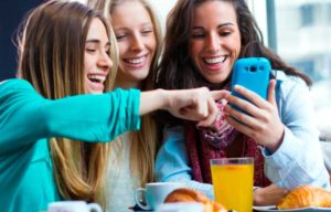 Universidad de EEUU revela que personas que usan redes sociales tienen mejor salud