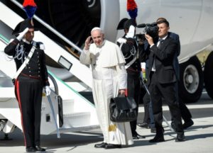 Papa Francisco parte hacia Colombia para promover una “paz estable y duradera”

