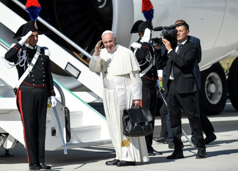 Papa Francisco parte hacia Colombia para promover una “paz estable y duradera”