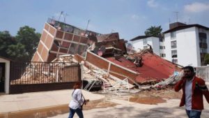 A través de las redes sociales, usuarios dieron a conocer que un ala de la escuela primaria Enrique Rebsamen, ubicada en el área de Villa Coapa de la Ciudad de México, colapsó en pleno horario escolar.