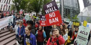 La Corte Suprema de Estados Unidos ha permitido que la administración Trump mantenga su política restrictiva sobre los refugiados.