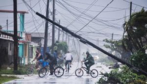 El poderoso huracán Irma azotaba Cuba el sábado con vientos ensordecedores y una lluvia incesante, acompañados de marejadas que empujaron el agua del mar tierra adentro e inundaron casas en su avance con rumbo a Florida