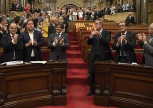 España: Tribunal suspende ley secesionista de Cataluña