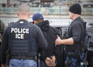 Las autoridades migratorias en Estados Unidos realizaron operativos en 42 condados del país y arrestaron a 498 personas