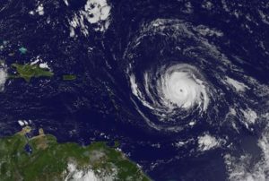 El huracán Irma, el cuarto de la temporada ciclónica en el atlántico, presenta vientos máximos sostenidos que aumentaron a 215 km/h y se esperan ráfagas más fuertes en las próximas 48 horas, señaló el CNH en su boletín de las 21.00 GMT.