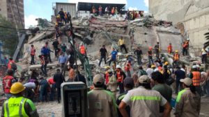 Luego del devastador terremoto de 7.1 que sacudió los estados de México, Puebla y Morelos, incluso la capital de la nación, la tarde de este martes, las autoridades de las entidades registran al menos 80 muertos.