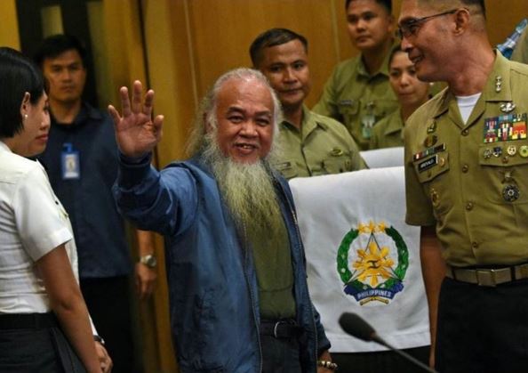 Liberan sacerdote filipino secuestrado en mayo por el Estado Islámico