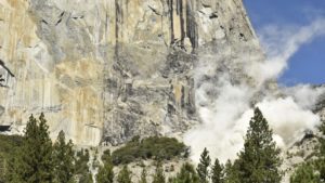 La losa de granito cayó de la icónica formación El Capitan, formando enormes columnas de polvo blanco al caer al fondo del valle.