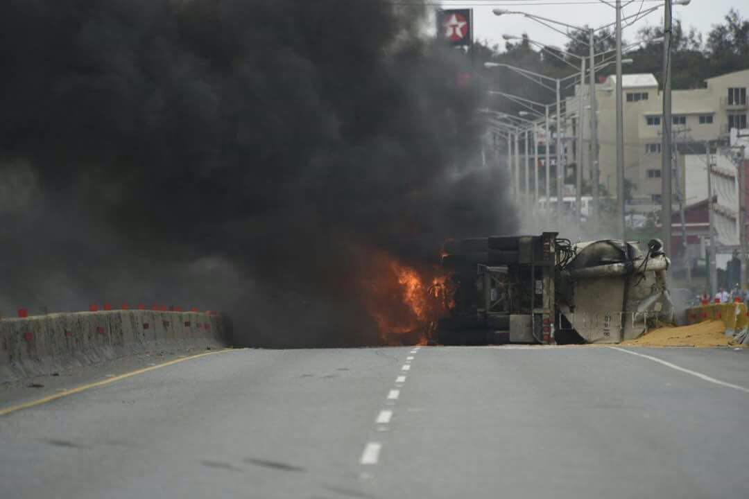 Camión se incendia en tramo autopista Las Américas
