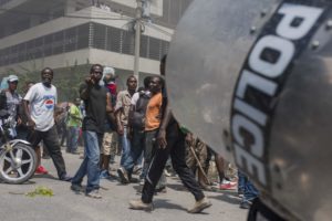 Puerto Príncipe, 28 sep (EFE).- Miles de personas salieron este viernes a las calles de la capital haitiana, en otra manifestación contra la ley de finanzas 2017-2018 (Presupuesto Nacional) 