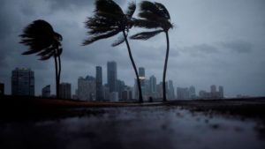 Irma llega a los Cayos de Florida y asciende a categoría 4