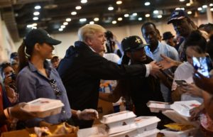 EEUU: Trump visita un refugio de evacuados en Houston tras tormenta Harvey por Harvey