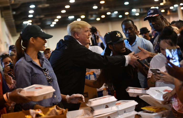 EEUU: Trump visita un refugio de evacuados en Houston tras tormenta Harvey
