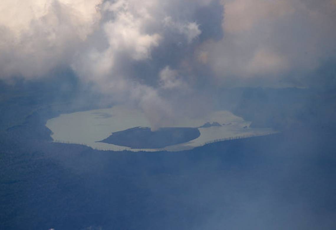 Vanuatu ordena la evacuación completa una isla por la erupción de un volcán