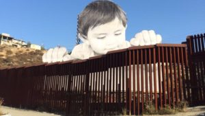 Crean imagen gigante de un niño que se asoma por muro EEUU-Mexico