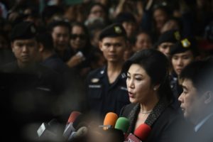Tailandia: tres policías son acusados de ayudar a escapar a la ex primera ministra