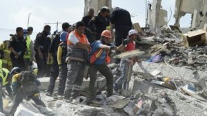 Los equipos de emergencia se esfuerzan este martes por rescatar a las personas atrapadas en los edificios derrumbados en Ciudad de México tras el terremoto de magnitud 7,1, 