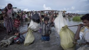Cerca de 14 personas murieron y decenas siguen desaparecidas tras el naufragio de un barco que transportaba rohinyás que huían de Birmania.