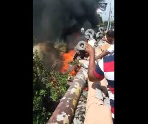 Se incendia camión con cemento y cae al vacío desde puente Higuamo