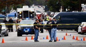 JLX07. LINDEN (NJ, EE.UU.), 19/09/2016.- Oficiales de policía y agentes del FBI trabajan en la escena donde fue arrestado luego de un tiroteo Ahmad Khan Rahami hoy, lunes 19 de septiembre de 2016, en Linden (NJ, EE.UU.). Ahmad Khan Rahami es sospechoso de participar en un atentado con explosivos el 17 de septiembre en Nueva York y de un segundo ataque en la noche en Nueva Jersey. EFE/JUSTIN LANE