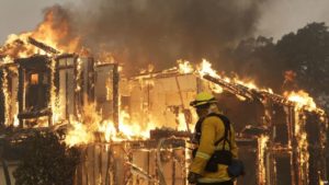 Los bomberos en el occidental estado de California siguen tratando aun de contener incendios forestales que han causado al menos 21 muertos y una cifra incalculable de desplazados