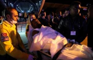El avión militar, que llevaba a 35 heridos, aterrizó en el aeropuerto de Ankara, donde había ambulancias listas para transportar a las víctimas.