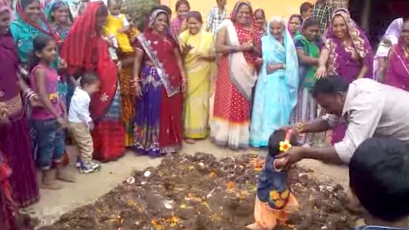 Insólito ritual indio en el que se revuelca a los niños por estiércol
