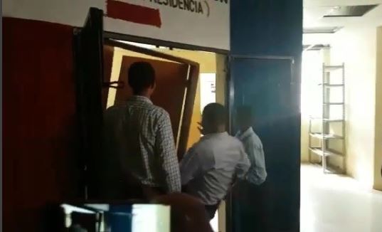 Video muestra cómo violaron puerta Federación de Estudiantes de la UASD