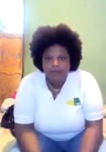 Empleada de la OMSA denuncia pierda trabajo por pelo afro
