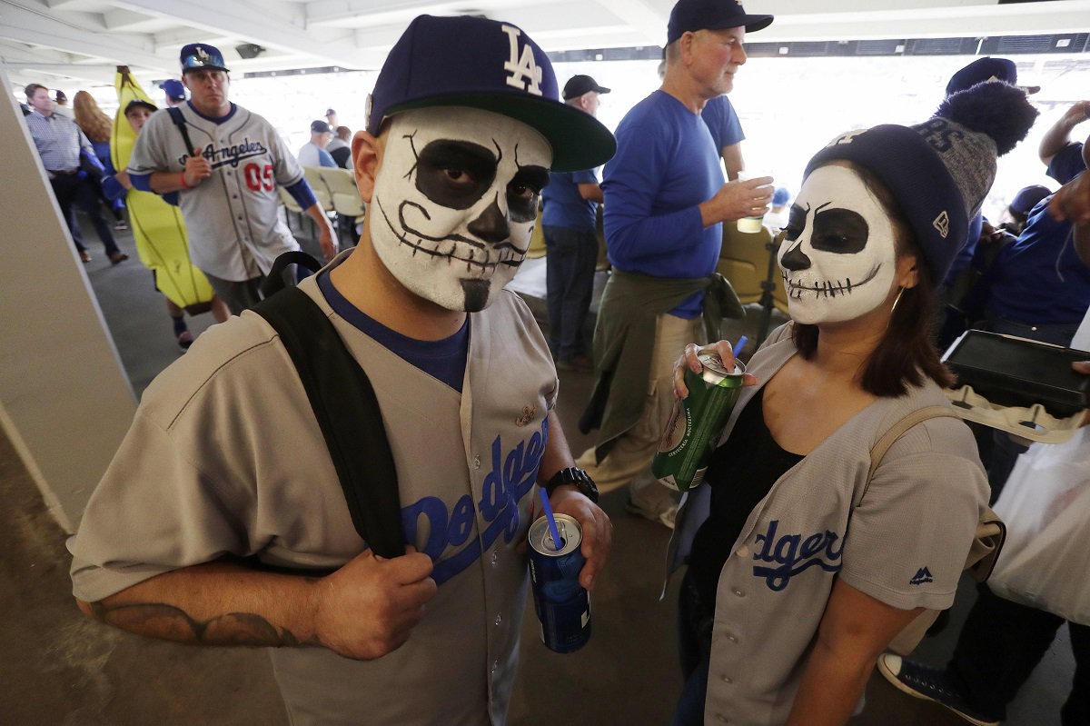 Dos aficionados de los Dodgers de los Ángeles disfrazados para Halloween esperan hoy, martes 31 de octubre de 2017, el comienzo del sexto partido de La Liga Mayor de Béisbol (MLB) Series Mundiales , entre los Astros de Houston y los Dodgers de Los Ángeles, en el Estadio Dodgers, en Los Ángeles (EE.UU.).