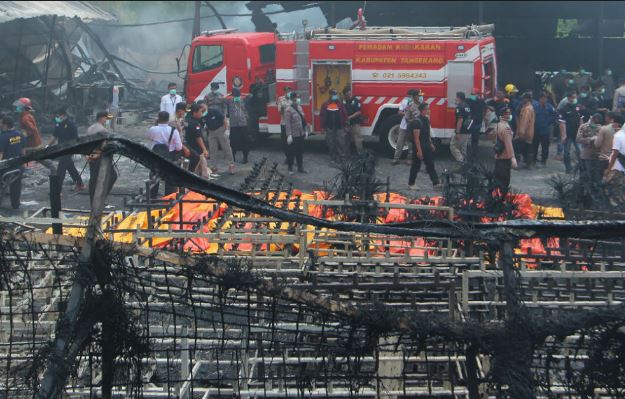 Al menos 47 muertos en incendio de una fábrica de fuegos artificiales de Indonesia