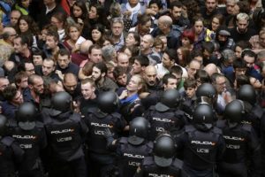 Reportan 465 heridos en enfrentamientos durante referéndum de Cataluña