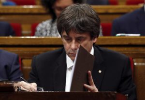 Presidente Puigdemont declara independencia de Cataluña y suspende sus efectos para dialogar