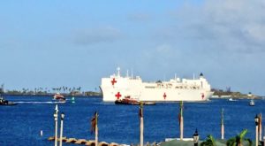 Llega a Puerto Rico buque hospital para ayudar en tareas tras huracán