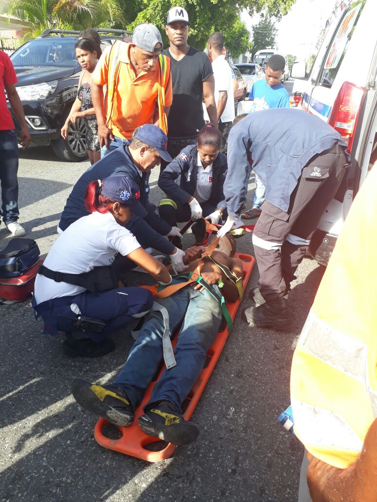 Motorista herido atropellado por autobús en Los Prados