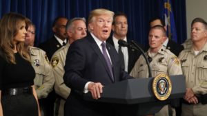 El presidente Donald Trump llegó a Las Vegas este miércoles y se reunió en privado con víctimas del tiroteo del domingo que dejó un saldo de 59 personas fallecidas y más de 520 heridos.