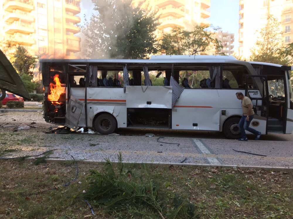Explosión cerca de un autobús de la Policía deja al menos 12 muertos en Turquía