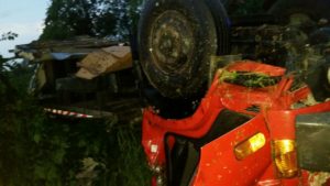 Un muerto y un herido al volcarse camión en San Pedro de Macorís