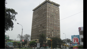 Hombre cae desde piso 18 de edificio en Lima, impacta en un taxi y sobrevive