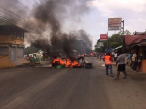 Queman neumáticos y obstruyen tránsito en comunidad de Puerto Plata por decomiso de pescado