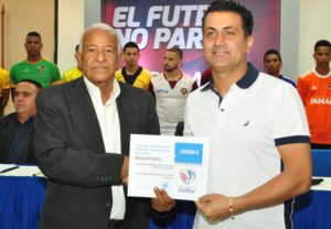 La Federación Dominicana de Fútbol (Fedofutbol) y la Liga Dominicana de Fútbol (LDF), hicieron entrega de los certificados de licencia para operar los clubes que accionarán  