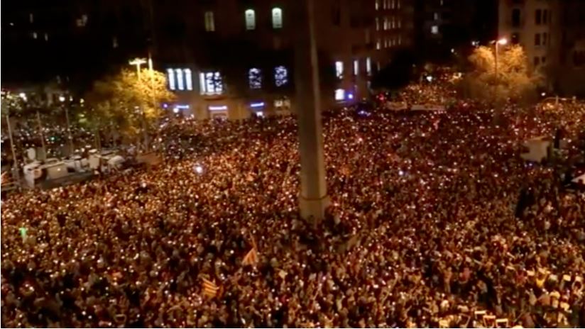 Catalenes marchan con velas por la libertad de dos entidades soberanistas