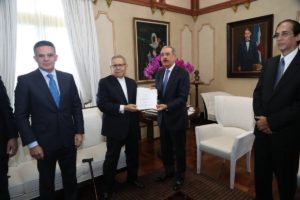 CES entrega a presidente Medina proyecto definitivo de Pacto Eléctrico