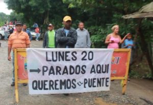 Choferes bloquean tránsito en carretera Cotuí-Cevicos en reclamo de un puente