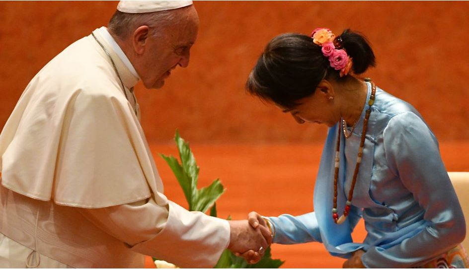 El papa Francisco se reunió con la líder birmana Aung San